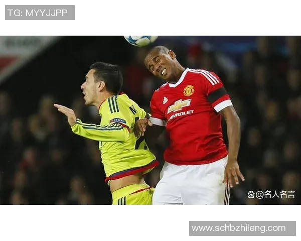 足球明星遭遇意外撞击瞬间反应引发球迷热议与媒体关注